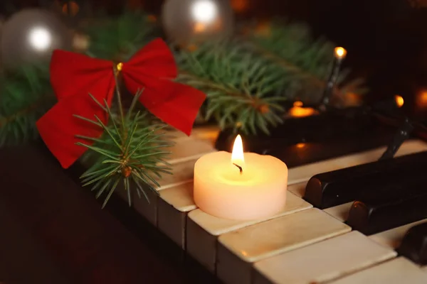 Decoraciones de año nuevo en el teclado del piano. Concepto de música de Navidad — Foto de Stock