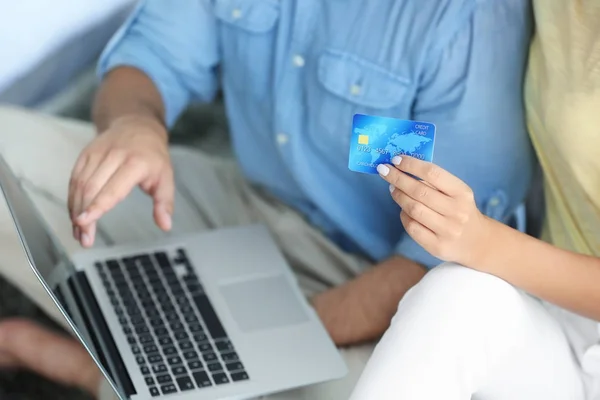 Paar mit Laptop und Kreditkarte. Einkaufskonzept im Internet — Stockfoto