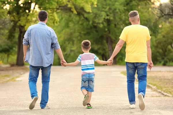 Liten pojke med pappa och farfar promenader i parken — Stockfoto