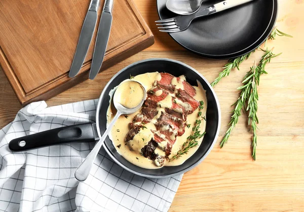 Pfanne mit Steak Diane auf dem Tisch — Stockfoto