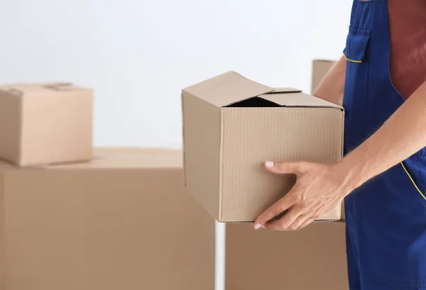 Delivery man holding box, closeup — Stock Photo, Image