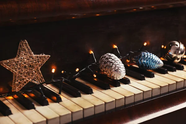 Decorações de Ano Novo no teclado de piano. Conceito de música natalina — Fotografia de Stock