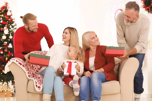 Família feliz com presentes de Natal em casa — Fotografia de Stock