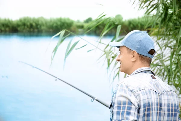 Homem pescando na ribeira — Fotografia de Stock