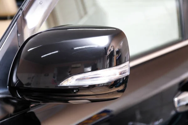 Бічне дзеркало сучасного автомобіля, крупним планом — стокове фото
