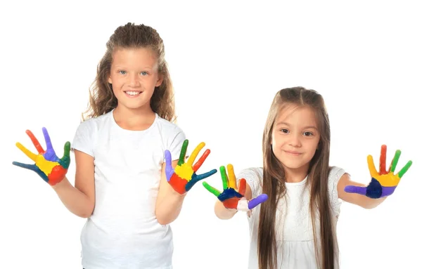 Petites filles mignonnes montrant les mains peintes sur fond blanc — Photo