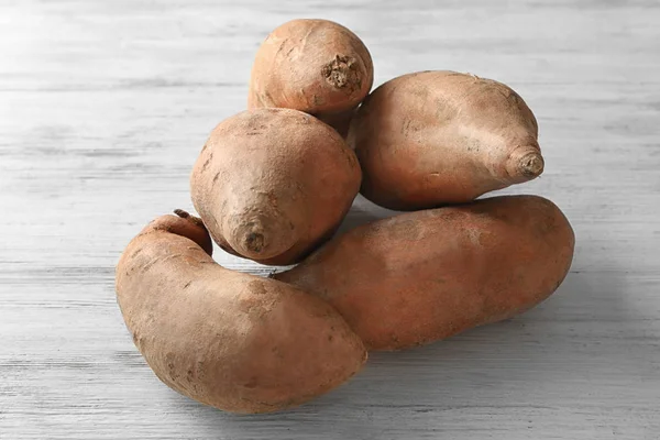 桌上的甜土豆 — 图库照片