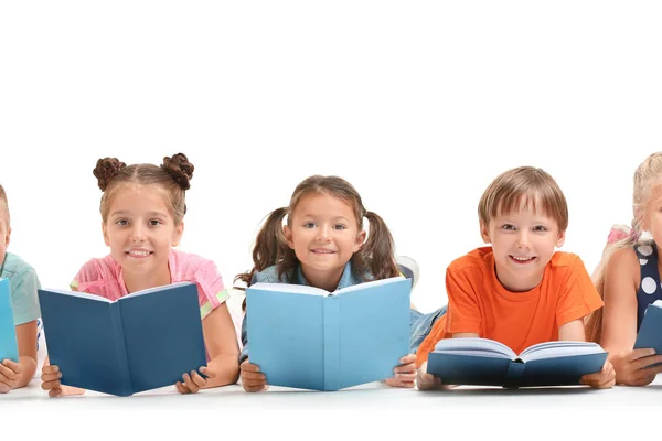 Sevimli küçük çocuklar beyaz arka plan üzerinde kitap okuma — Stok fotoğraf
