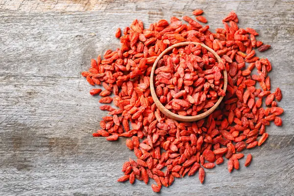 Goji の果実を乾燥させたάνδρας να επιβάλει γυναίκα στα χέρια στο Λιβάδι το καλοκαίρι — ストック写真