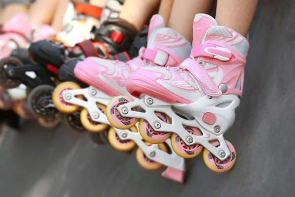 Beine von Mädchen auf Roller — Stockfoto