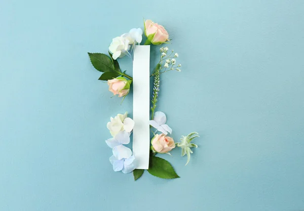 Sammensætning med bogstav I og smukke blomster - Stock-foto