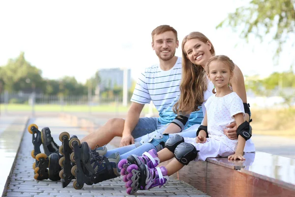 Familj med rullskridskor — Stockfoto