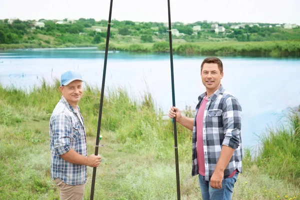 Homens vão pescar no dia de verão — Fotografia de Stock