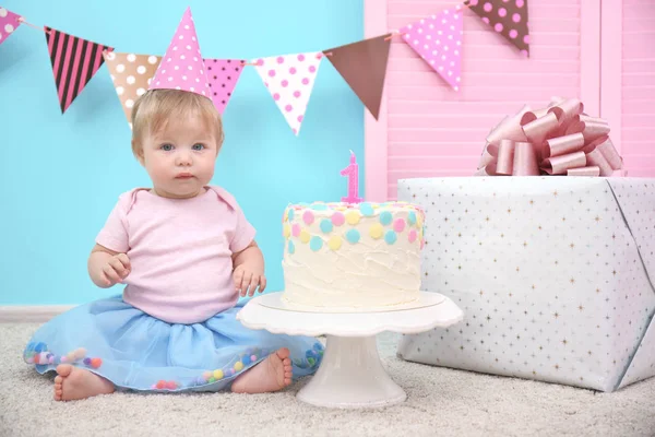 Niedliches Kleines Mädchen Mit Leckerem Kuchen Sitzt Auf Teppich Zimmer — Stockfoto