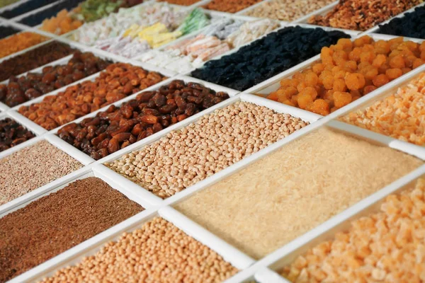 Espositore con diversi prodotti alimentari sul mercato — Foto Stock