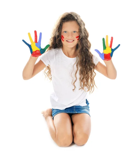 Niña linda mostrando las manos pintadas sobre fondo blanco — Foto de Stock