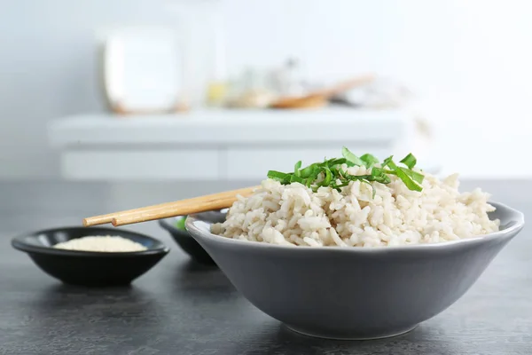 Prato com arroz branco na mesa — Fotografia de Stock