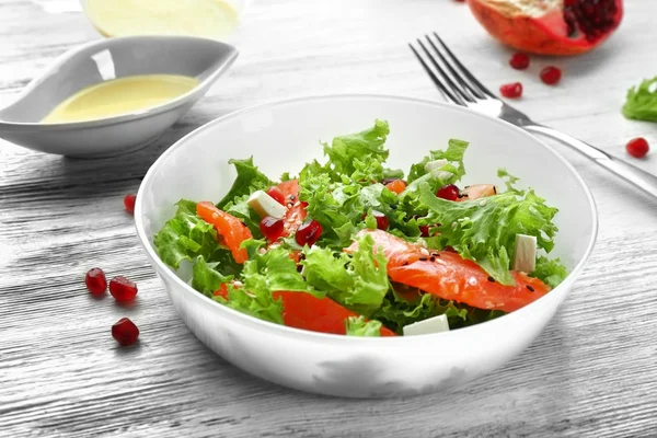 Prato com salada de salmão fresco — Fotografia de Stock