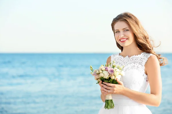 Счастливая молодая невеста на морском берегу — стоковое фото