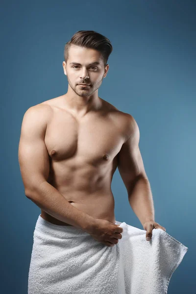 Sexy man inwikkeling in handdoek — Stockfoto