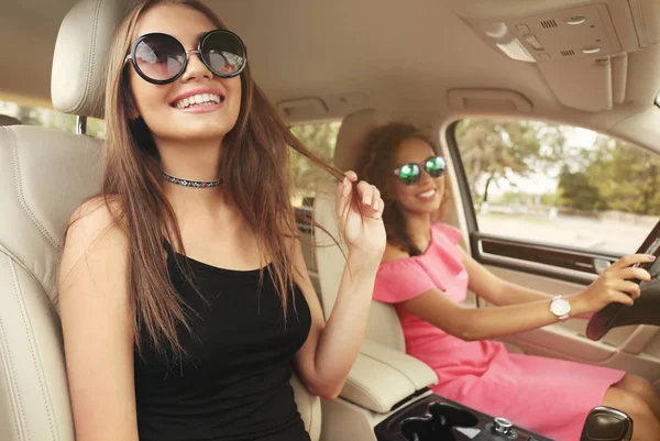 Hermosas mujeres jóvenes en coche — Foto de Stock