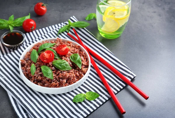 Piatto con riso integrale sul tavolo — Foto Stock