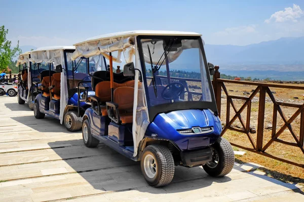 Moderní kočárky zaparkované na resort — Stock fotografie