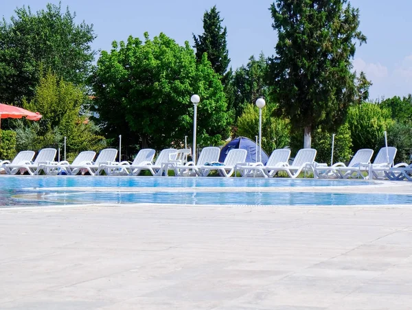 Yüzme Havuzu Resort yakınında konforlu şezlonglar — Stok fotoğraf