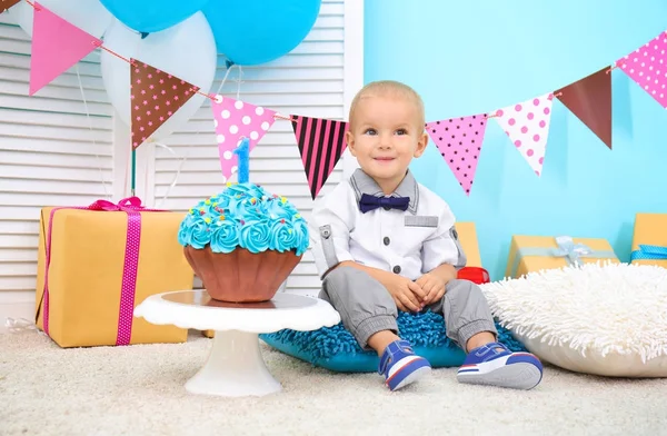 Χαριτωμένο μωρό αγόρι με τούρτα γενεθλίων στο δωμάτιο — Φωτογραφία Αρχείου