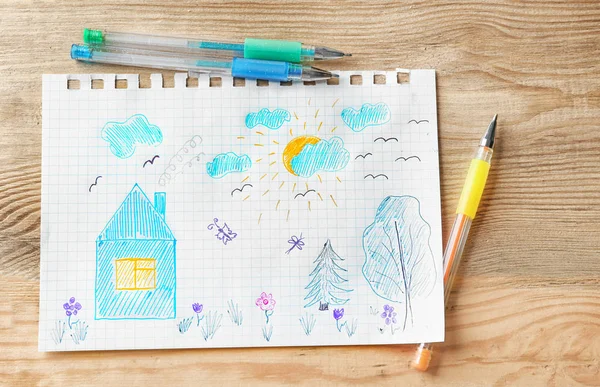 Детский рисунок дома и деревьев на деревянном фоне — стоковое фото