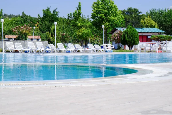 Chaises longues confortables près de la piscine à la station — Photo