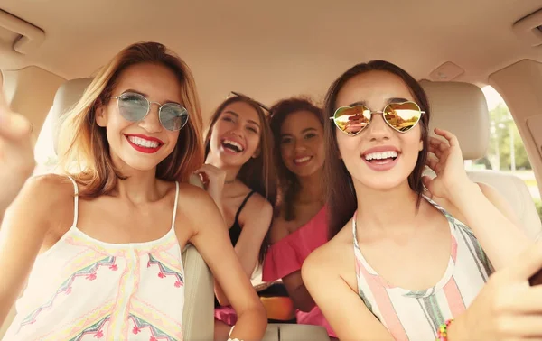 Hermosas mujeres jóvenes en coche — Foto de Stock