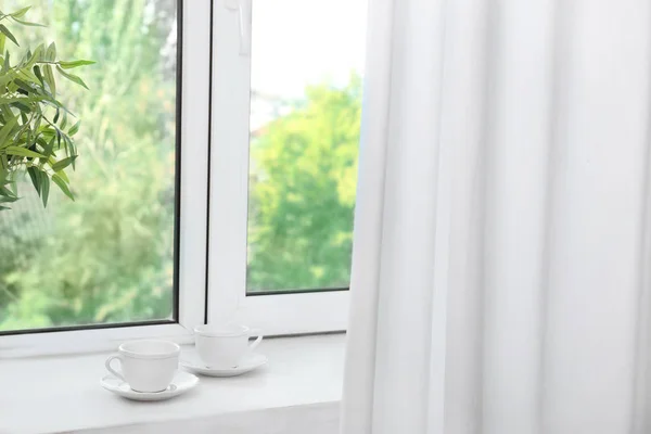 Fenster mit weißen Vorhängen — Stockfoto