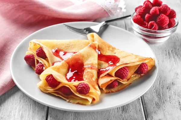 Leckere dünne Pfannkuchen — Stockfoto