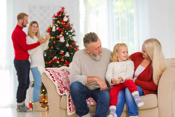 Szczęśliwa rodzina świętuje Boże Narodzenie w domu — Zdjęcie stockowe