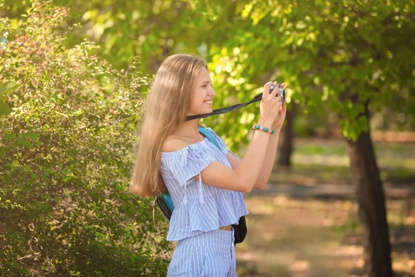 Vacker ung turist tar foto utomhus — Stockfoto