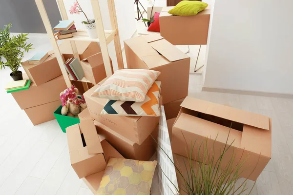 Verhuisdozen in lichte kamer — Stockfoto