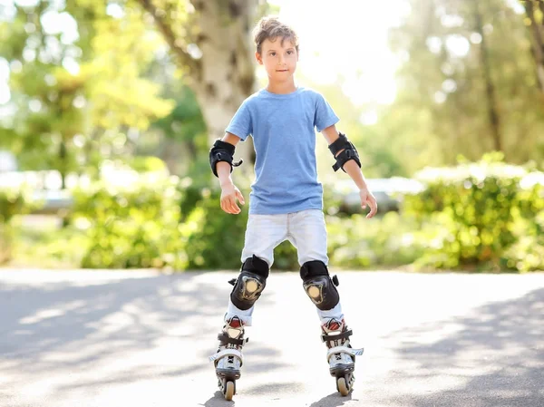 Carino ragazzo pattinaggio a rotelle nel parco — Foto Stock