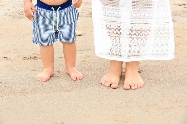 Mor med lille son på stranden — Stockfoto