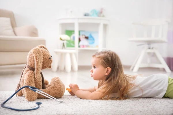 Carino Bambina Con Stetoscopio Coniglio Giocattolo Che Gioca Casa — Foto Stock