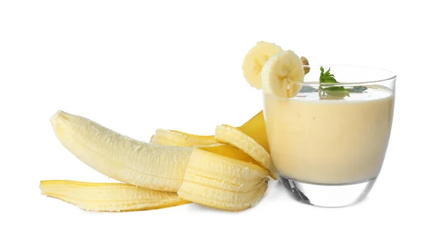 Спелый банан и стакан вкусного смузи — стоковое фото