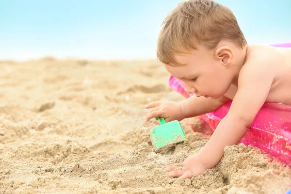 Roztomilý chlapeček hraje na pláži — Stock fotografie