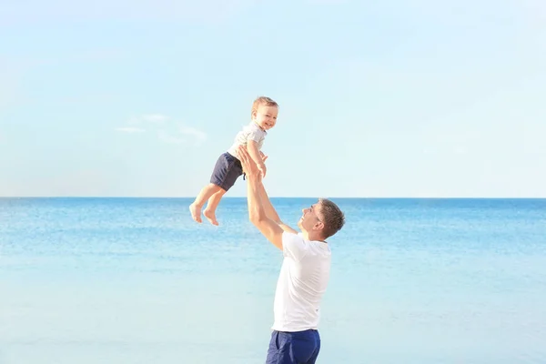 Otec s malým synem na pláži — Stock fotografie
