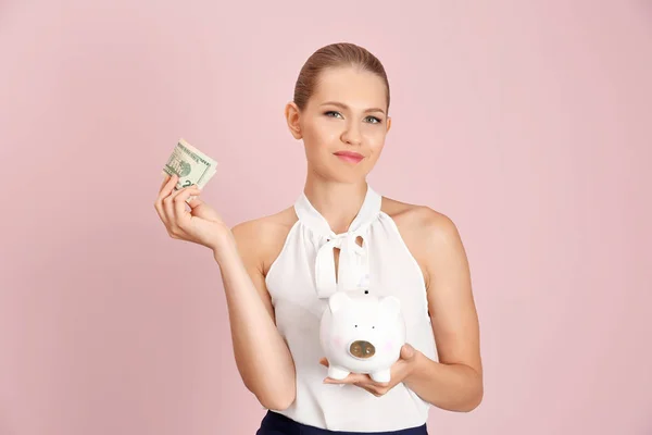 色の背景上の貯金を持つ若い女性 — ストック写真