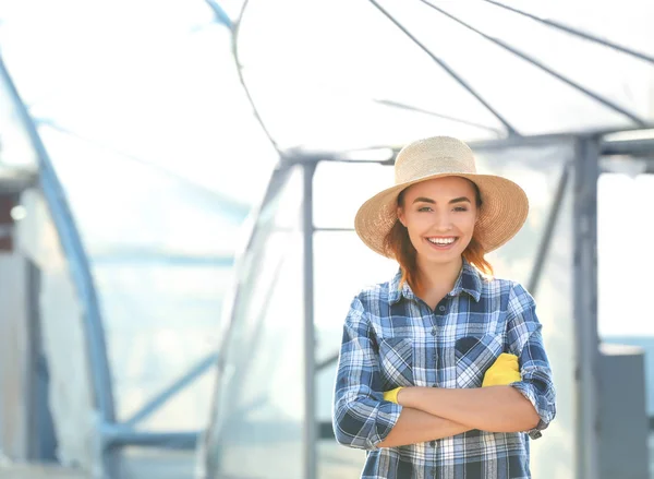 Joven agricultora cerca del invernadero —  Fotos de Stock