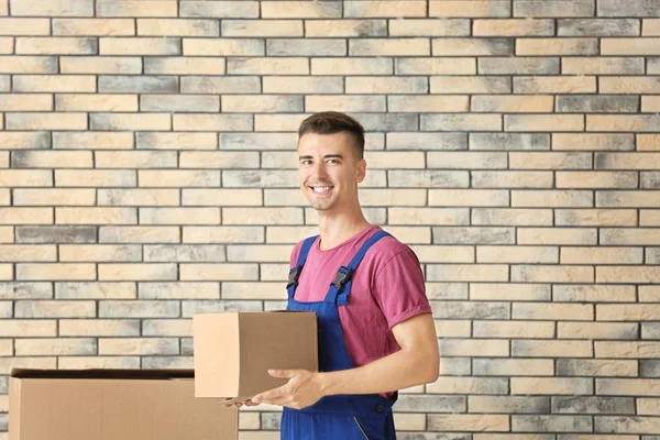 Entrega hombre caja de espera, en el interior — Foto de Stock