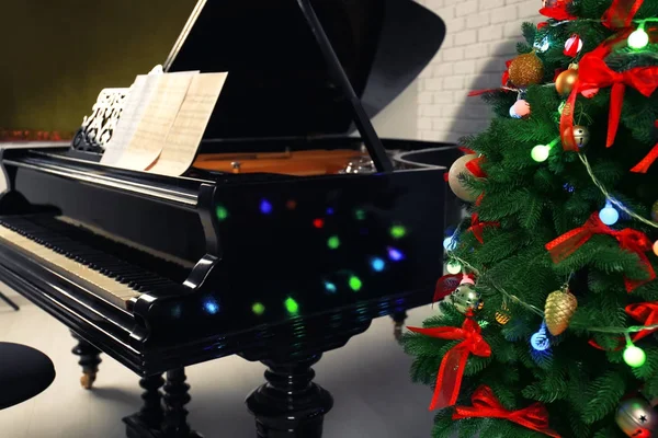 Hermoso piano y árbol de Navidad en la habitación — Foto de Stock