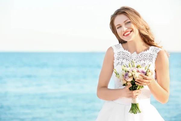 Feliz joven novia en la playa del mar — Foto de Stock