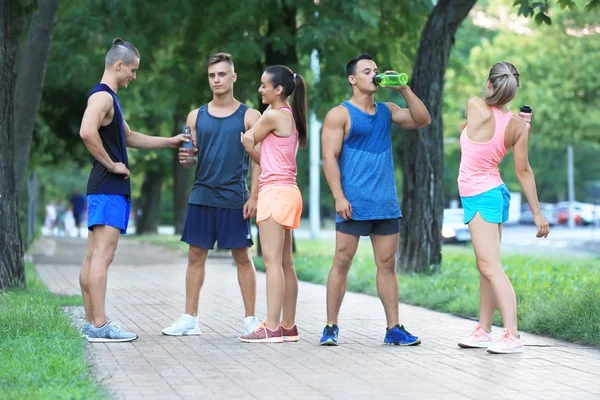 Grupo de jóvenes deportistas al aire libre — Foto de Stock