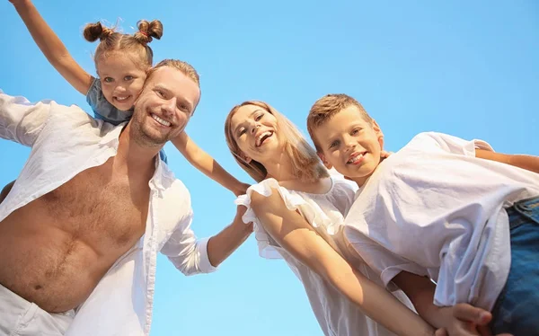 Familia feliz al aire libre en el día soleado — Foto de Stock